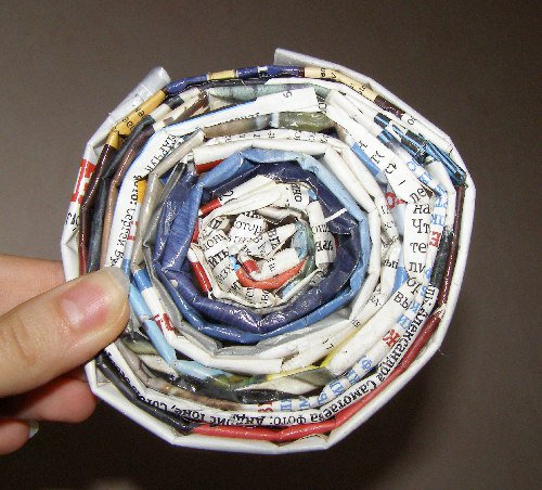 recycling-box-made-from-old-magazines-1